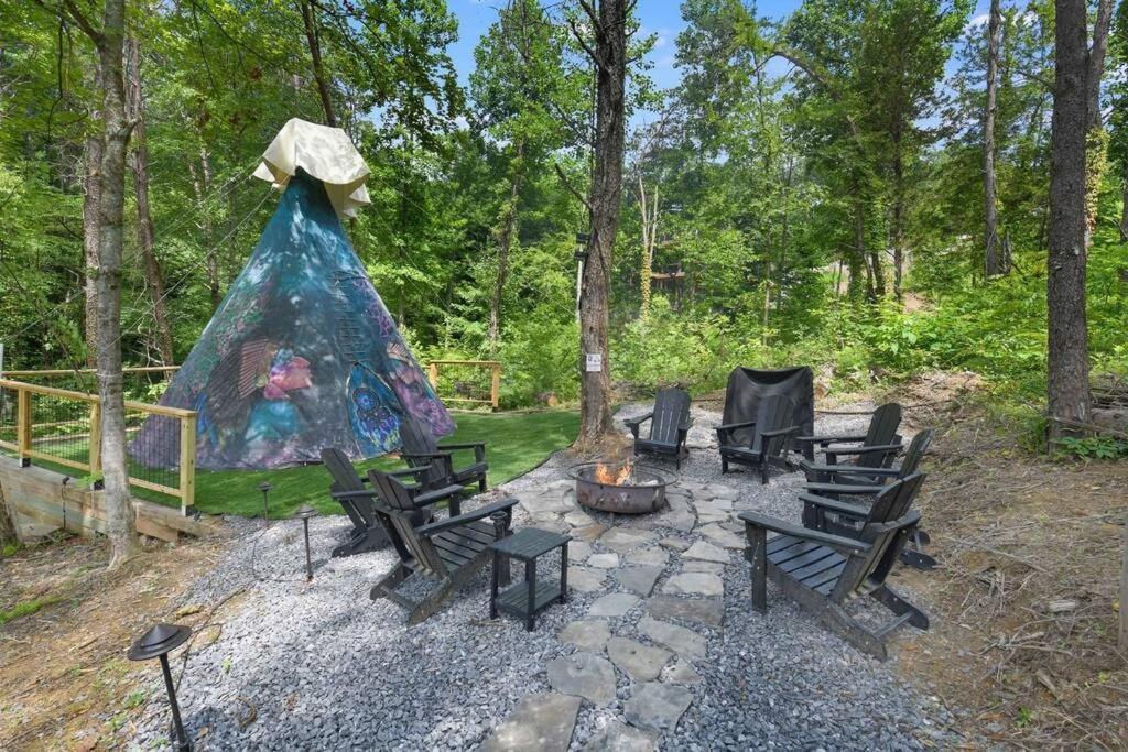 Enchanted Forest Cabin And Teepee! Lights & Laser Show! Private Hot Tub! Unique Stay! Севьервилл Экстерьер фото
