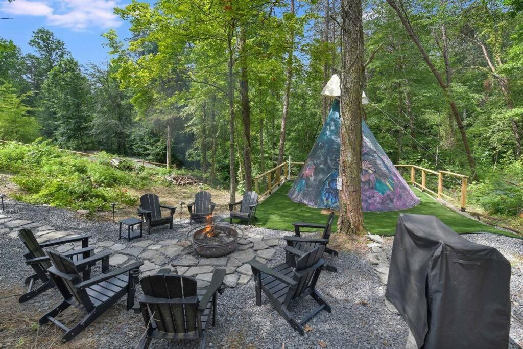 Enchanted Forest Cabin And Teepee! Lights & Laser Show! Private Hot Tub! Unique Stay! Севьервилл Экстерьер фото