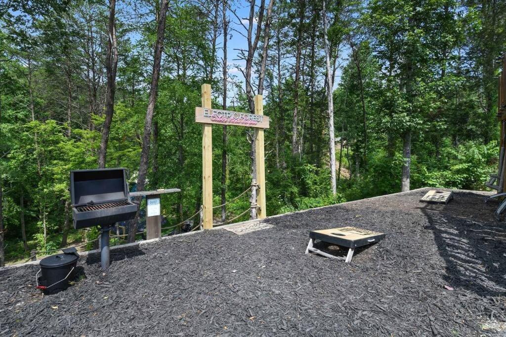 Enchanted Forest Cabin And Teepee! Lights & Laser Show! Private Hot Tub! Unique Stay! Севьервилл Экстерьер фото