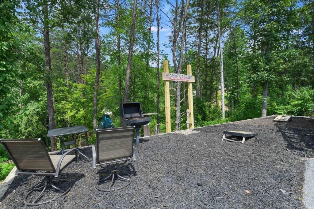Enchanted Forest Cabin And Teepee! Lights & Laser Show! Private Hot Tub! Unique Stay! Севьервилл Экстерьер фото