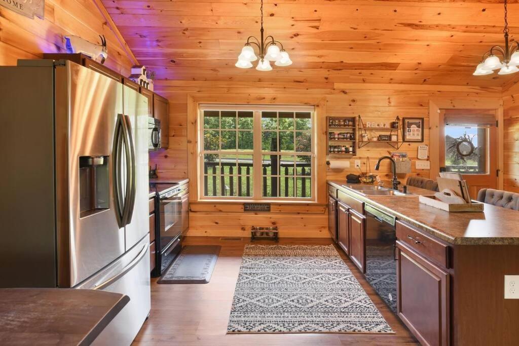 Enchanted Forest Cabin And Teepee! Lights & Laser Show! Private Hot Tub! Unique Stay! Севьервилл Экстерьер фото