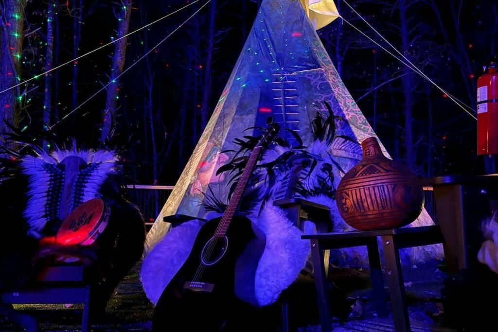 Enchanted Forest Cabin And Teepee! Lights & Laser Show! Private Hot Tub! Unique Stay! Севьервилл Экстерьер фото