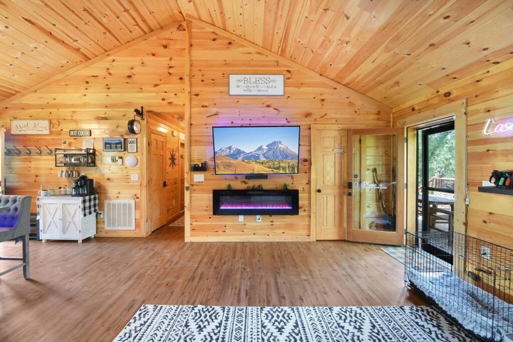 Enchanted Forest Cabin And Teepee! Lights & Laser Show! Private Hot Tub! Unique Stay! Севьервилл Экстерьер фото
