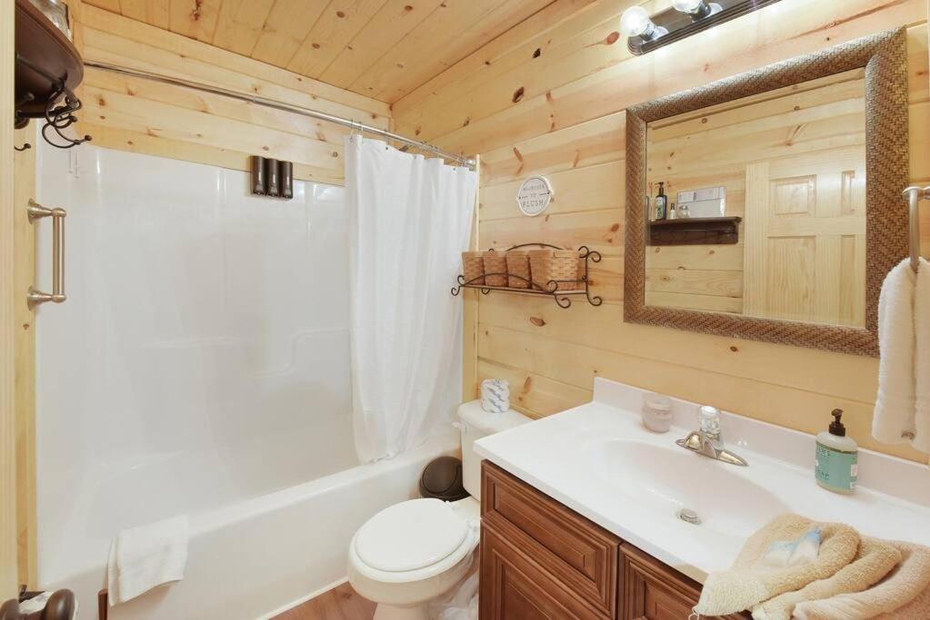 Enchanted Forest Cabin And Teepee! Lights & Laser Show! Private Hot Tub! Unique Stay! Севьервилл Экстерьер фото