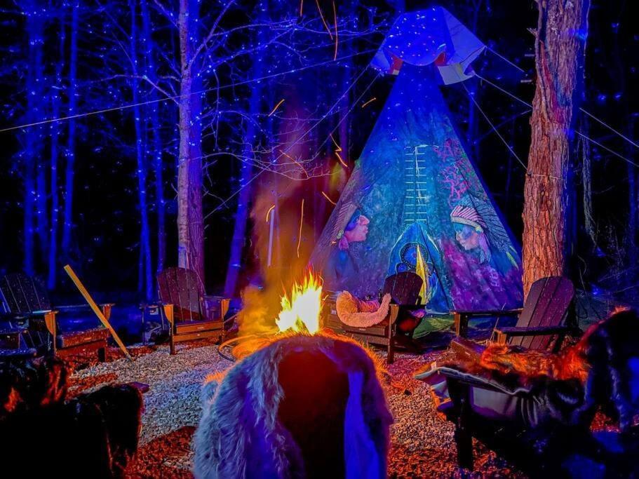 Enchanted Forest Cabin And Teepee! Lights & Laser Show! Private Hot Tub! Unique Stay! Севьервилл Экстерьер фото