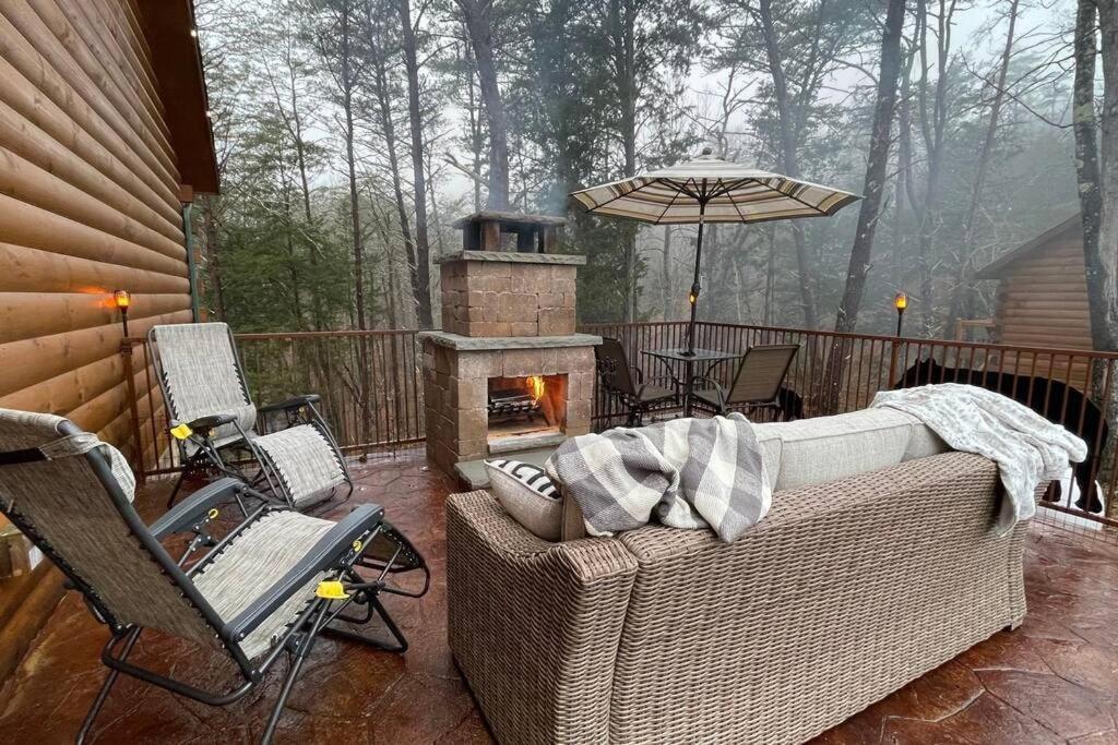 Enchanted Forest Cabin And Teepee! Lights & Laser Show! Private Hot Tub! Unique Stay! Севьервилл Экстерьер фото