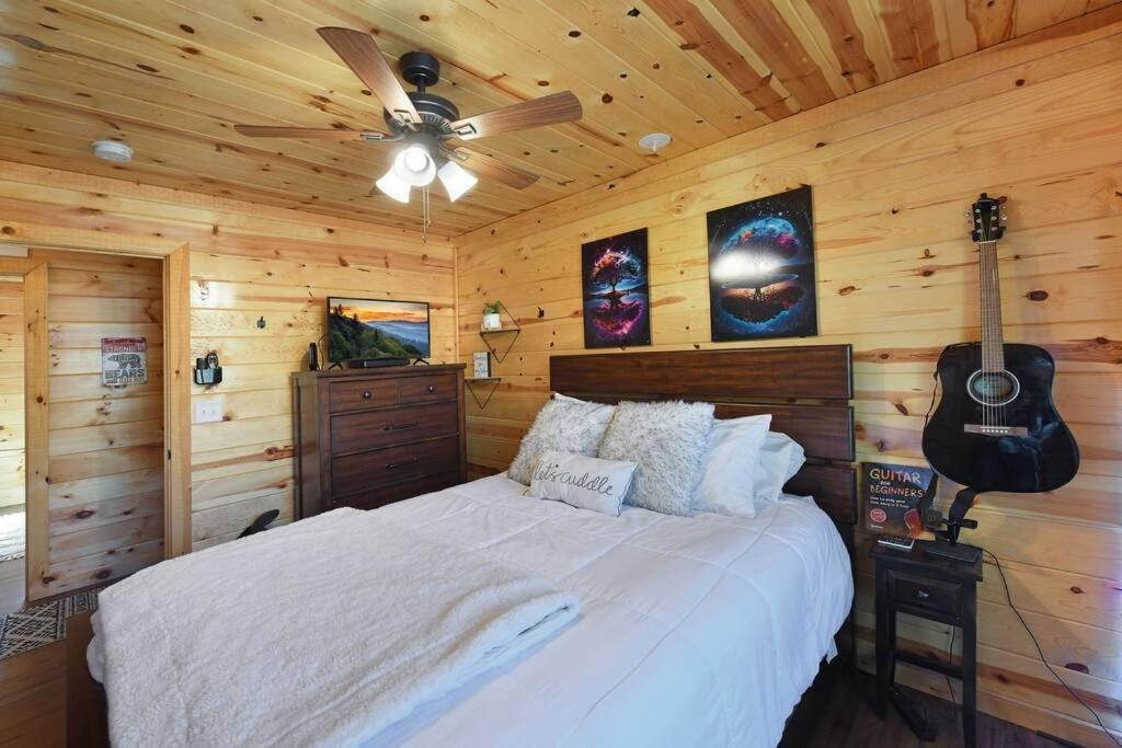 Enchanted Forest Cabin And Teepee! Lights & Laser Show! Private Hot Tub! Unique Stay! Севьервилл Экстерьер фото