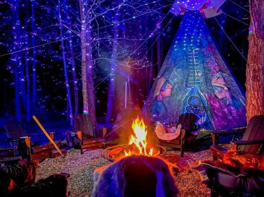 Enchanted Forest Cabin And Teepee! Lights & Laser Show! Private Hot Tub! Unique Stay! Севьервилл Экстерьер фото