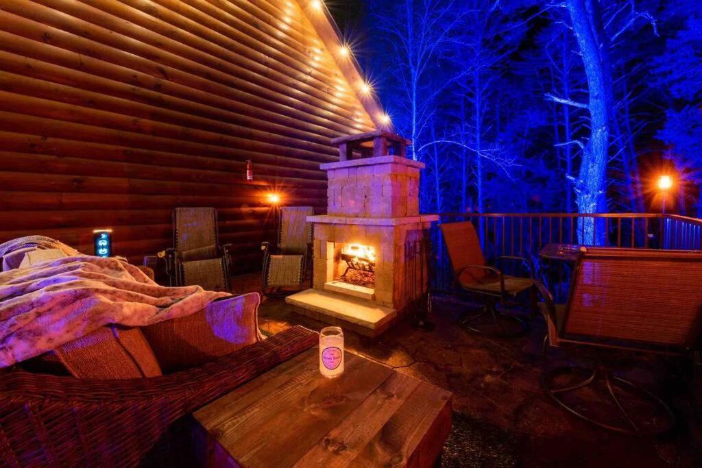 Enchanted Forest Cabin And Teepee! Lights & Laser Show! Private Hot Tub! Unique Stay! Севьервилл Экстерьер фото